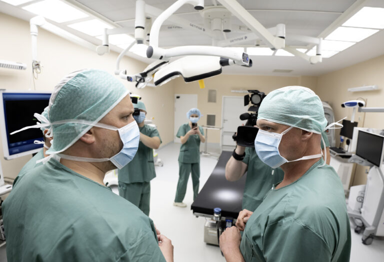 Zľava Kamil Šaško (Hlas) a riaditeľ Univerzitnej nemocnice Bratislava Alexander Mayer počas otvorenia nových operačných sál v Univerzitnej nemocnici Bratislava - Ružinov. Foto: Martin Baumann/TASR