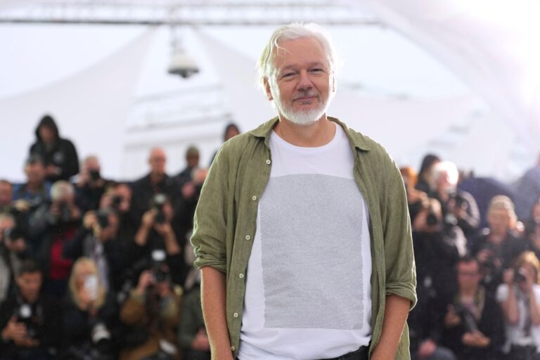Assange prišiel do Cannes v tričku s menami tisícok detí z Gazy zabitých Izraelom