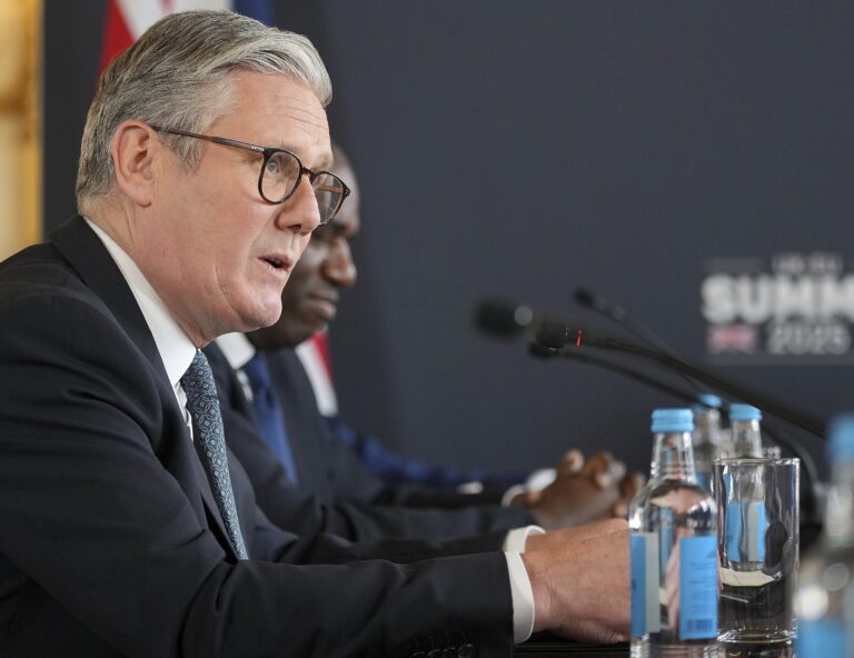 Británia zatiaľ Izraelu vojensky nepomáha, vláda vyzýva na zdržanlivosť