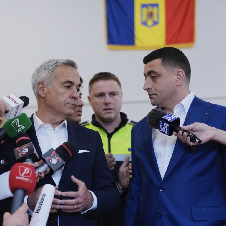 Prezidentský kandidát George Simion (vpravo) a Calin Georgescu, víťaz prvého kola minuloročných zrušených volieb, hovoria s médiami po odovzdaní hlasov v druhom kole opakovaných prezidentských volieb v rumunskej Mogosoii v nedeľu 18. mája 2025. Zdroj: ČTK / AP / Andreea Alexandru