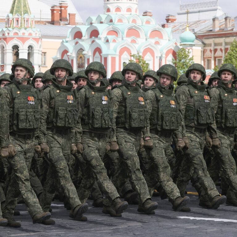 Vojaci pochodujú počas vojenskej prehliadky na Červenom námestí pri príležitosti 80. výročia víťazstva nad nacistickým Nemeckom v druhej svetovej vojne. Foto: Jekaterina Štukina / Zuma Press / Profimedia