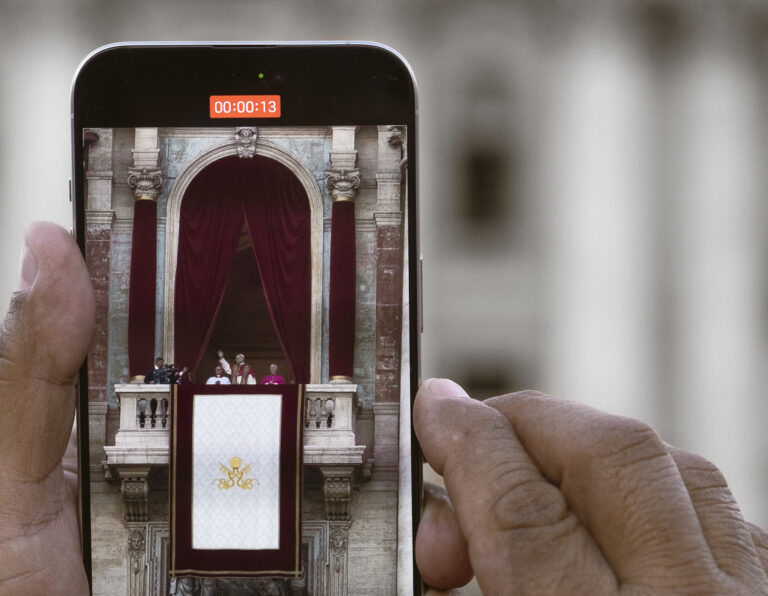 Pápež Lev XIV. vychádza na balkón Baziliky sv. Petra. Foto: Tomáš Baršváry/Štandard