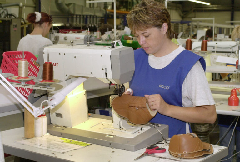 Nové objednávky v priemysle v apríli klesli prvýkrát v tomto roku