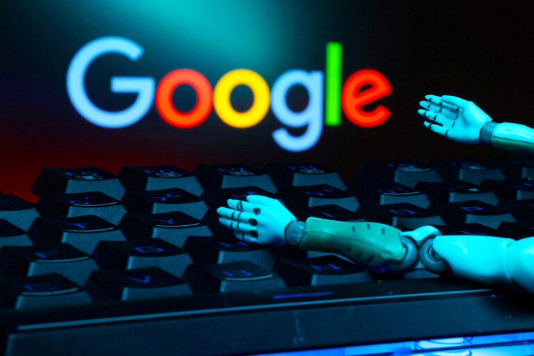 Logo Google, klávesnica a robotické ruky.