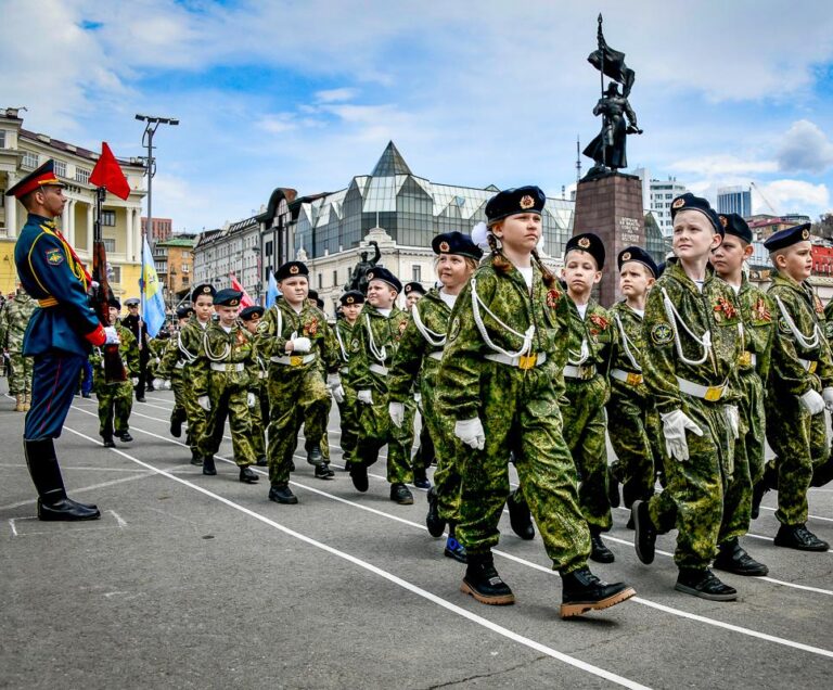 Vo Vladivostoku pochodovalo 1500 detí v uniformách. Prišli aj školáci z KĽDR