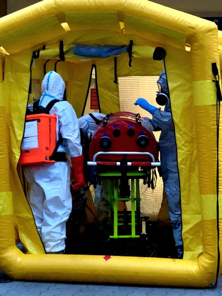 Pre Američana s podozrením na smrtiacu chorobu je v Česku v karanténe 26 ľudí