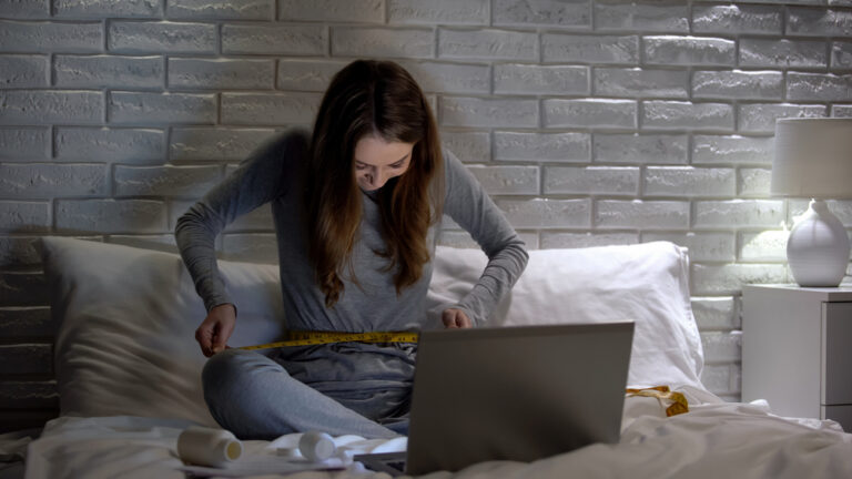 Brusel skúma zodpovednosť TikToku za algoritmy propagujúce extrémnu štíhlosť