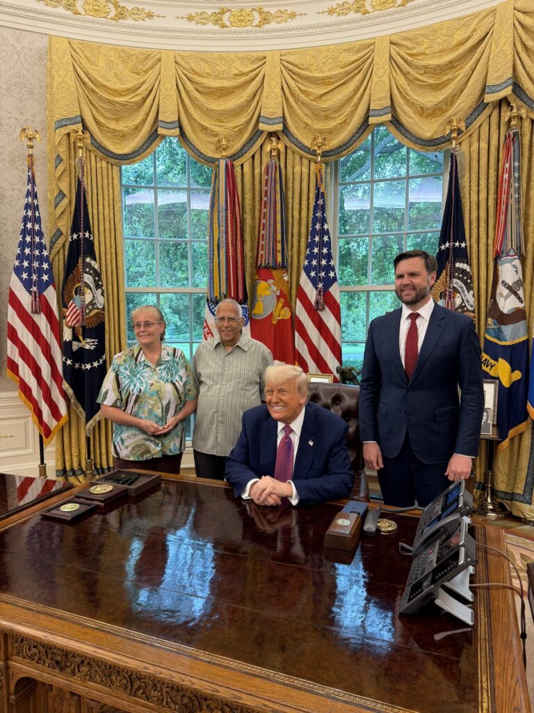 Brat pápeža Leva XIV. navštívil Biely dom, podporuje Trumpa