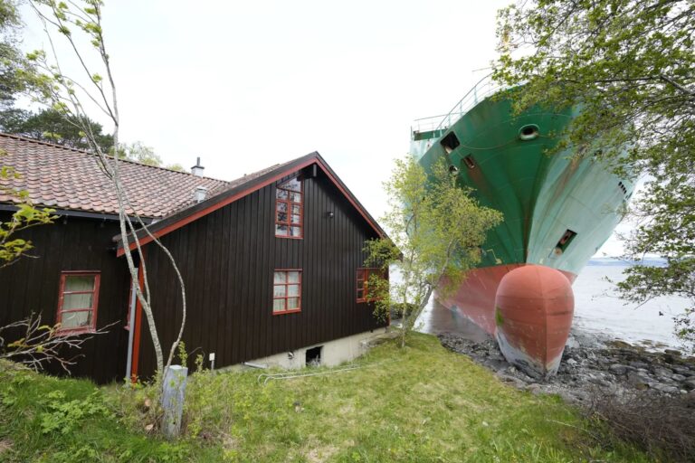 Desiatky metrov dlhá loď minula dom o pár metrov, zlyhal ľudský faktor