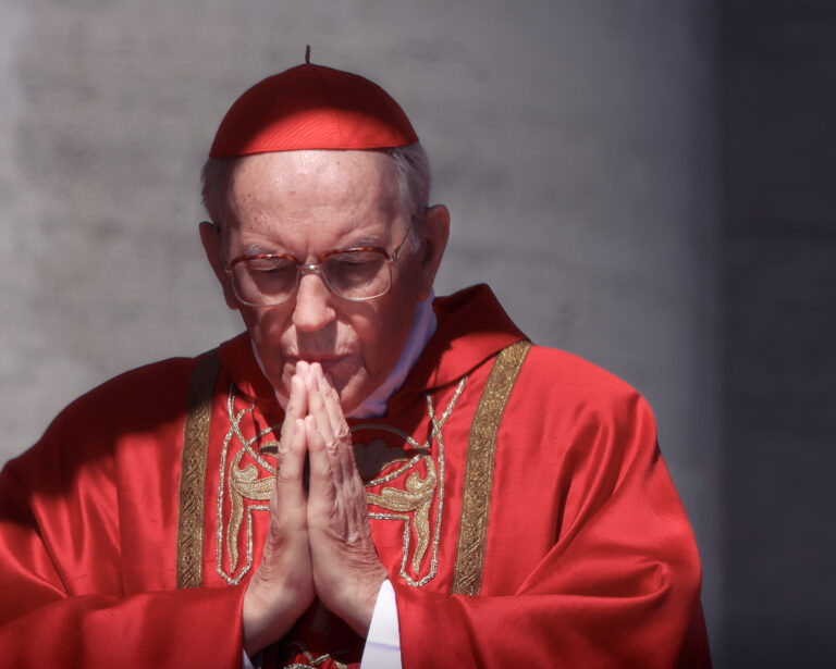 Kardinál Giovanni Battista Re počas pohrebu pápeža Františka. Foto: Franco Origlia/Getty Images