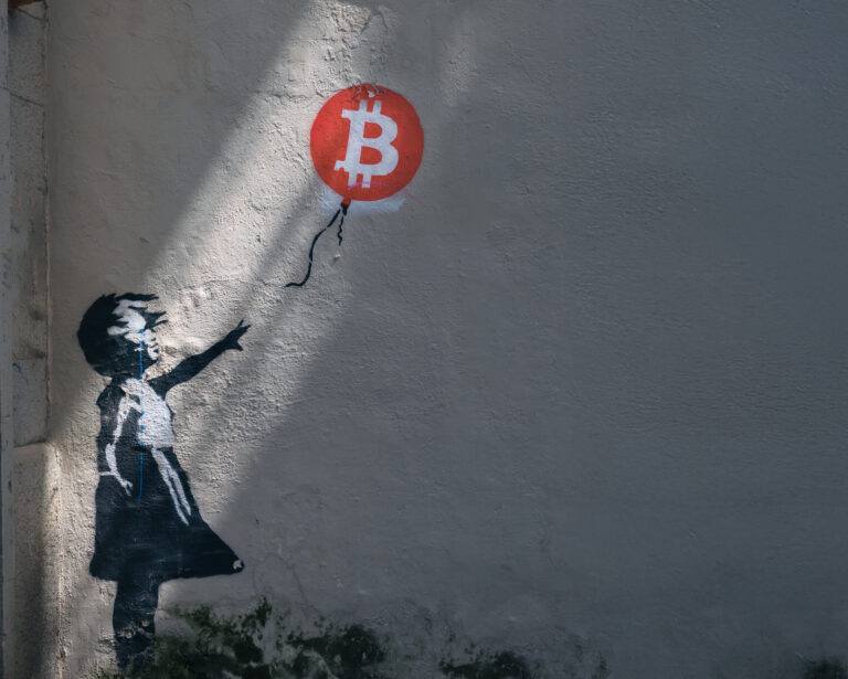 Streetart “Dievča s bitcoinom”. Palma de Mallorca, Španielsko. Foto: John Keeble/Getty Images