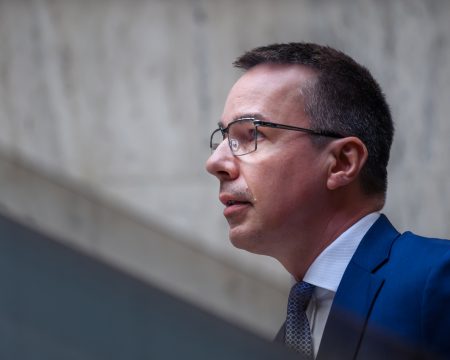 KDH a SaS podľa Tomáša odmietli podporiť ženy. Zákon o rovnakých platoch však prešiel