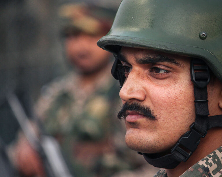 Indický vojak stráži cestu v meste Šrínagar. Džammú a Kašmír. Foto: Firdous Nazir/NurPhoto via Getty Images
