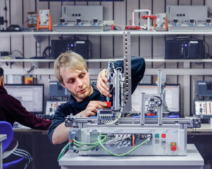 Drucker chce zriadiť moderné centrá vzdelávania. Školám však chýbajú kvalifikovaní učitelia