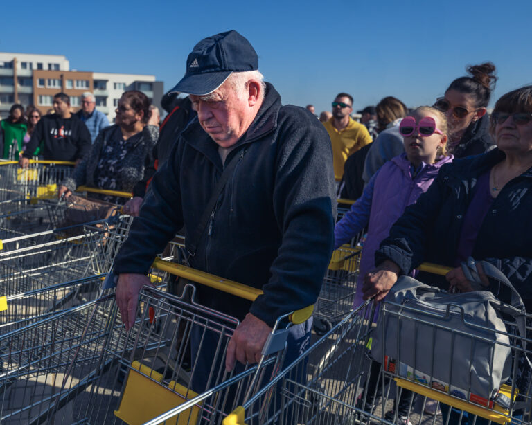 Čakanie na nákup do obchodu Biedronka. Foto: Jaroslav Novák/TASR