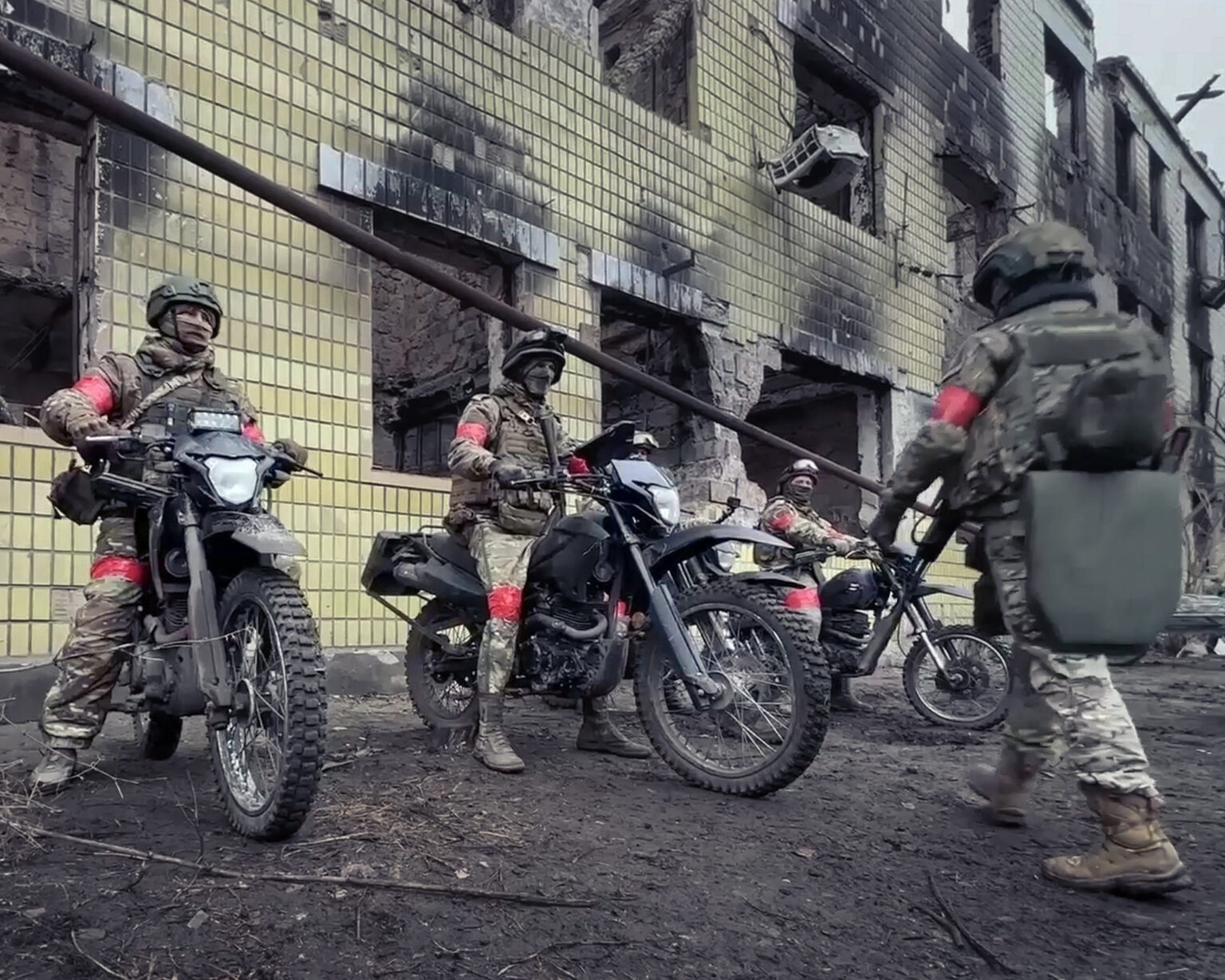 Rusko oznámilo, že vo frontovom meste Kurachovo nasadilo terénne motocykle. Ruská armáda predviedla svoju najnovšiu taktiku v pokračujúcej invázii na Ukrajine. Foto: SWNS/SWNS/Profimedia