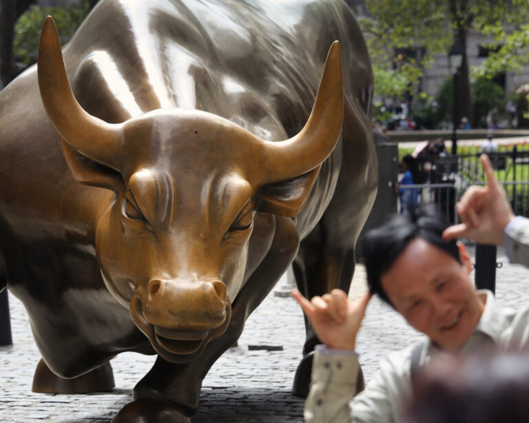 Socha Charging Bull neďaleko Wall Street v New Yorku, inštalovaná v roku 1989 symbolizuje finančné trhy. Foto: John Moore/Getty Images