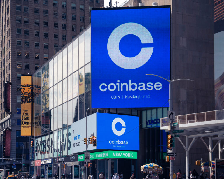 Reklama na kryptoburzu Coinbase sa zobrazuje na bilborde NASDAQ. Foto: Robert Nickelsberg/Getty Images