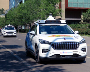 Čínska firma plánuje spustiť v Európe taxíky bez vodiča. Technológiu skúšajú aj v USA