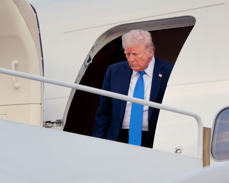 Donald Trump a lietadlo Air Force One. Foto: Anna Moneymaker/Getty Images