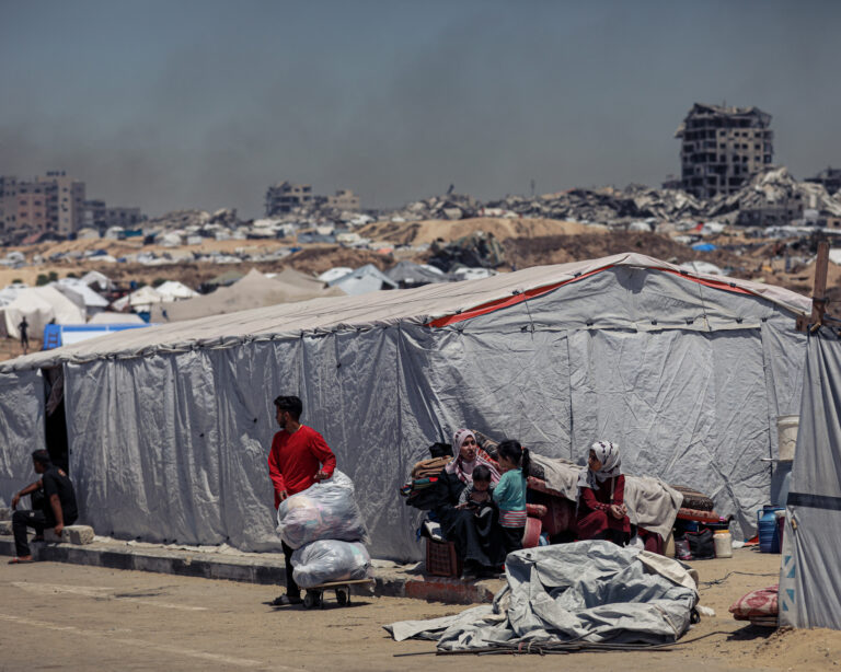 Provizórne ubytovanie Palestínčanov v Pásme Gazy. Foto: Abdalhkem Abu Riash/Anadolu via Getty Images