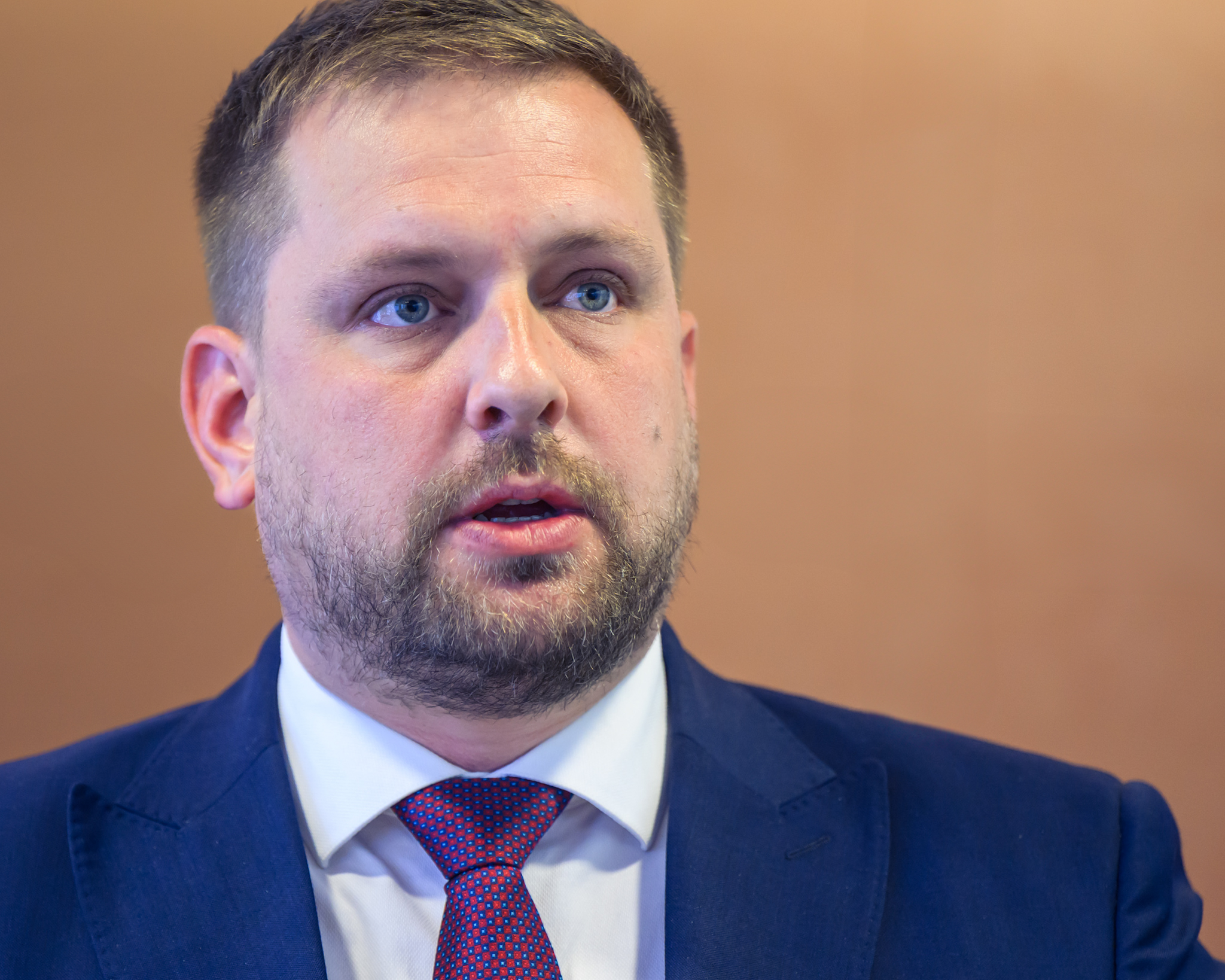 Šaško cúvol, hoci trvá na potrebe šetriť. O obmedzení nových liekov bude rokovať