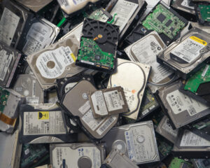 Uchovávanie dát pre umelú inteligenciu zaťažuje klímu. Pomôcť by mohli magnetické disky