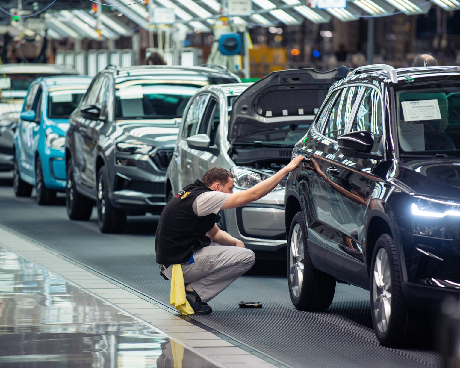 Výrobná linka spoločnosti Volkswagen Slovakia. Foto: Jakub Kotian/TASR