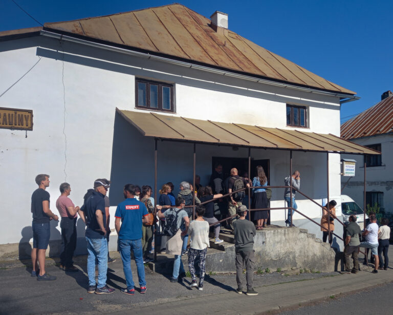 Pred mesiacom sa v Látkach uskutočnilo stretnutie s nespokojnými obyvateľmi z dotknutej oblasti so zástupcami Vodohospodárskej výstavby. Nieslo sa v nervóznej atmosfére. Foto: Mário Kaprálik
