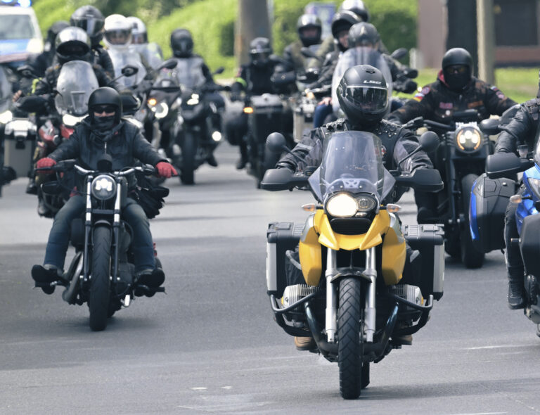 Noční vlci smerujú do Berlína. Na desiatky motorkárov na Slavíne pokrikovali