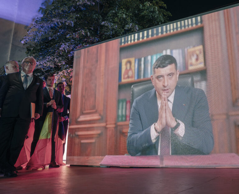 George Simion na stretnutí svojich priaznivcov po uzavretí volebných miestností v Bukurešti v nedeľu 4. mája 2025. Foto: Andrei Pungovschi/Getty Images)