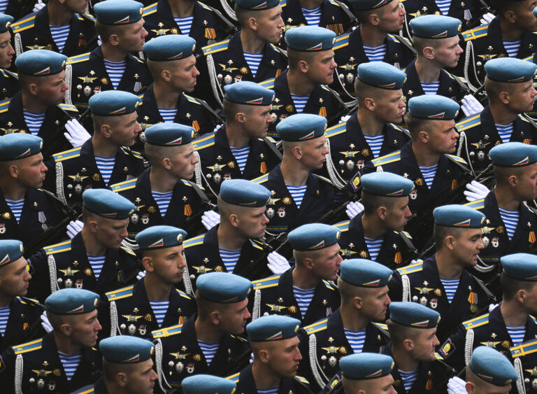 Slávnostná jednotka kadetov Vysokej veliteľskej školy vzdušných síl generála Margelova v Riazani sa zúčastňuje vojenskej prehliadky. Foto: Vladimir Astapkovich / Host Photo RIA Novosti / Handout/Anadolu via Getty Images