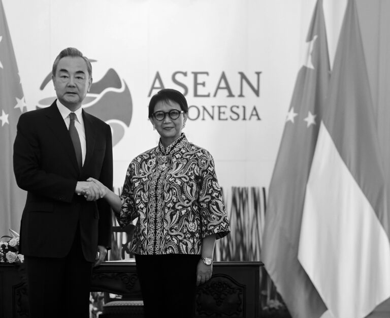 Indonézsky minister zahraničných vecí Rento Marsudi (vpravo) a vedúci predstaviteľ Čínskej komunistickej strany pre zahraničnú politiku Wangom Yi. Foto: Pool / Hafidz Mubarak A / Antara/Anadolu Agency prostredníctvom Getty Images
