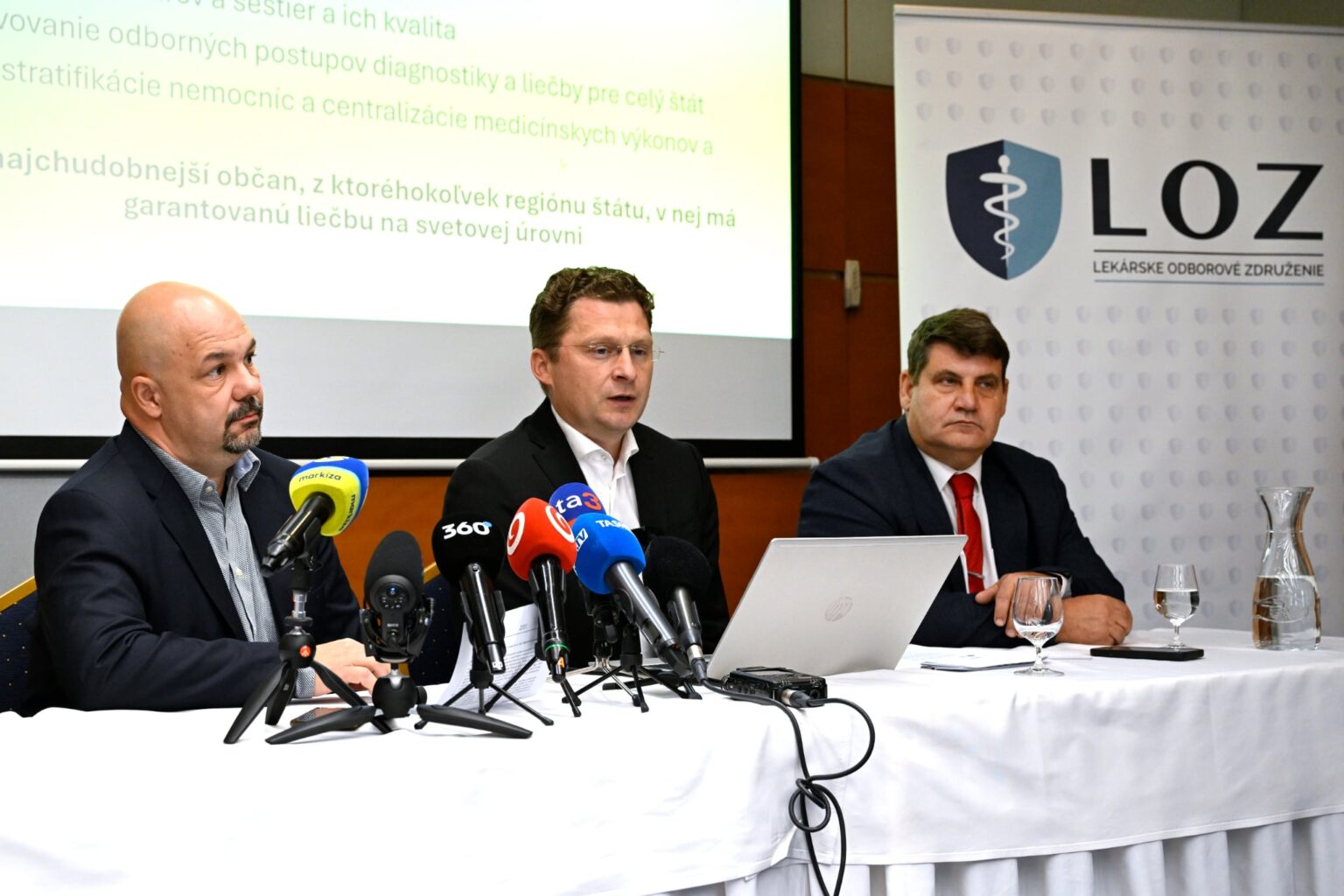 Zľava člen výboru Lekárskeho odborového združenia (LOZ) Dalibor Fedák, predseda LOZ Peter Visolajský a krajský koordinátor LOZ Zoltan Jány počas tlačovej konferencie Lekárskeho odborového združenia (LOZ) k lokalite národnej univerzitnej nemocnice vo Vajnoroch. Foto: Pavel Neubauer/TASR
