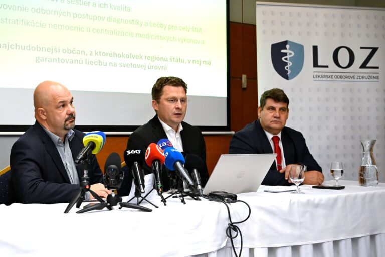 Zľava člen výboru Lekárskeho odborového združenia (LOZ) Dalibor Fedák, predseda LOZ Peter Visolajský a krajský koordinátor LOZ Zoltan Jány počas tlačovej konferencie Lekárskeho odborového združenia (LOZ) k lokalite národnej univerzitnej nemocnice vo Vajnoroch. Foto: Pavel Neubauer/TASR