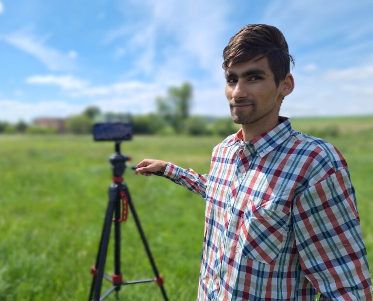 Lovec búrok Nikolas Čikala striehne na zmeny počasia. Foto: redakcia