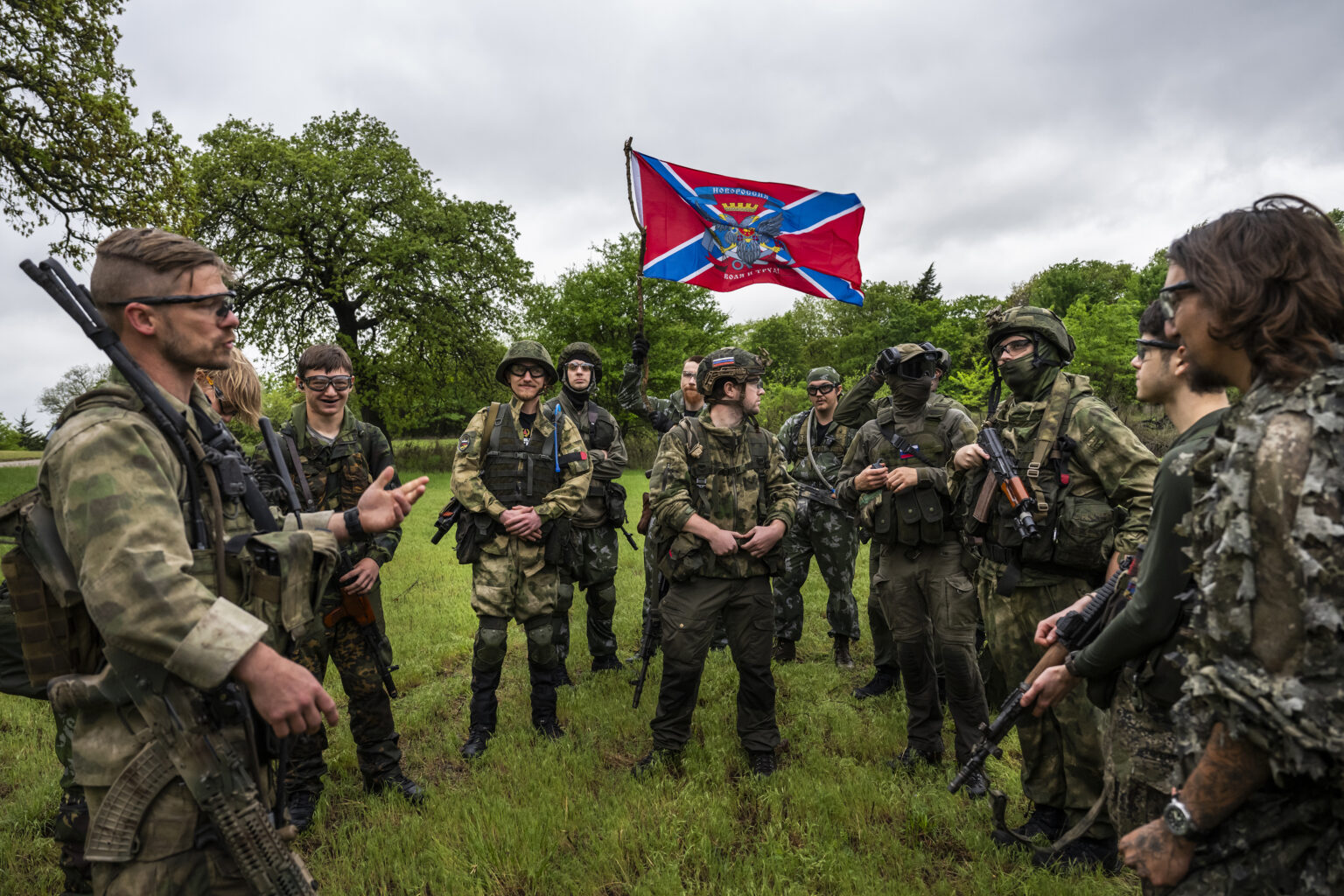 Príslušníci simulovaných ruských síl mávajú vlajkou Novorosie, vlajkou Ruskom anektovanej zástupnej republiky, v rámci vojenskej simulácie MilSim West v Overbrooku v Oklahome 20. apríla 2025. Foto: Meridith Kohut/New York Times