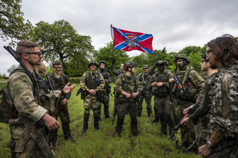 Príslušníci simulovaných ruských síl mávajú vlajkou Novorosie, vlajkou Ruskom anektovanej zástupnej republiky, v rámci vojenskej simulácie MilSim West v Overbrooku v Oklahome 20. apríla 2025. Foto: Meridith Kohut/New York Times