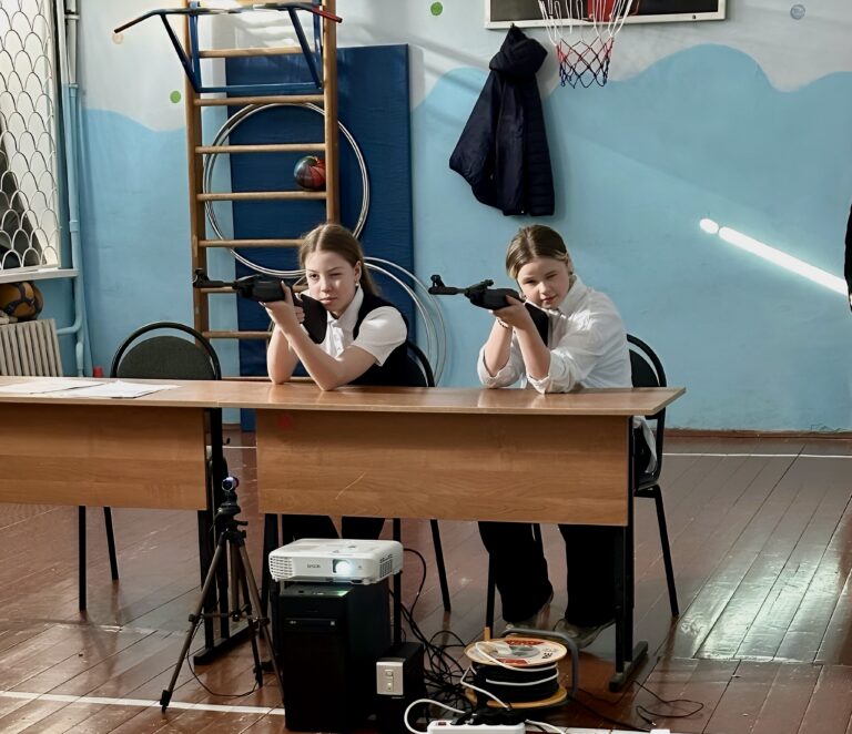 Žiačky počas cvičnej streľby na Gymnáziu A. N. Ostrovského v Kinešme. Foto: VKontakte