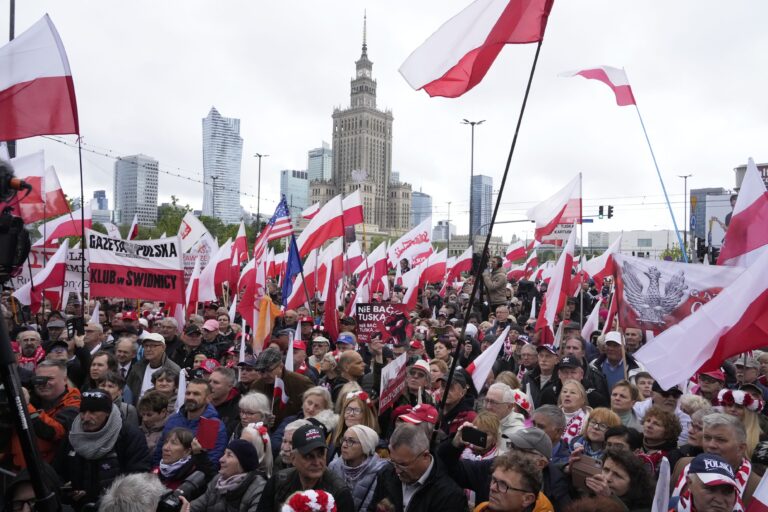 Tisíce Poliakov protestovali proti migrácii a vláde Donalda Tuska