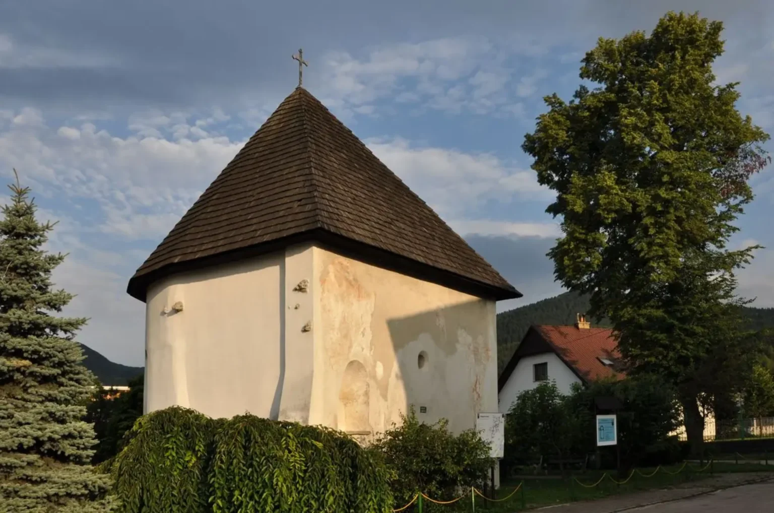 Pozostatok kostola z 13. storočia v Rajeckej Lesnej. Foto: Štefan Podolinský