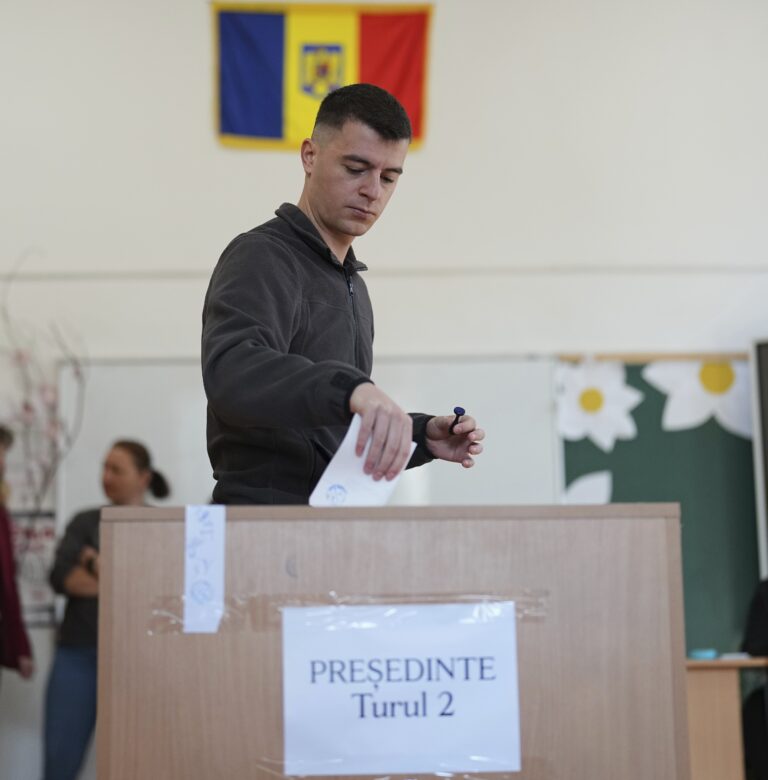 Rumuni opäť volia prezidenta. Voľby sprevádzajú dezinformácie na TikToku