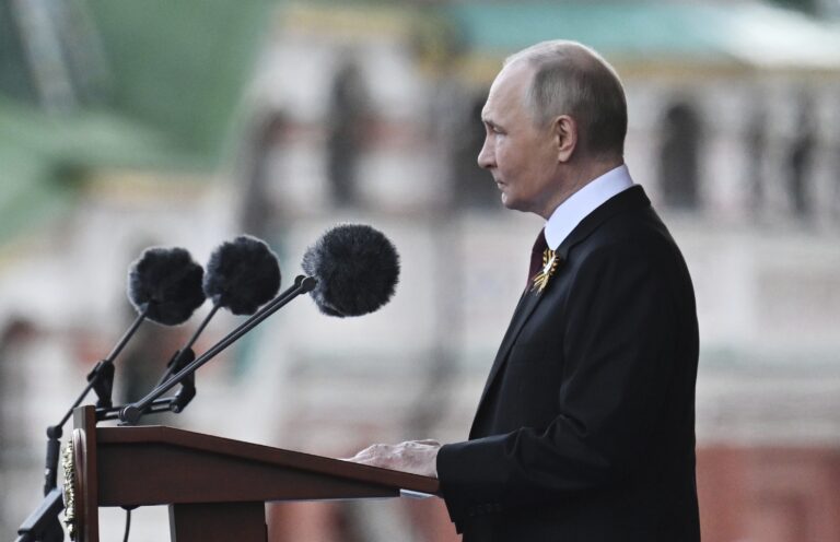  Vladimir Putin reční počas vojenskej prehliadky na Deň víťazstva v Moskve v piatok 9. mája 2025. Foto: TASR/AP