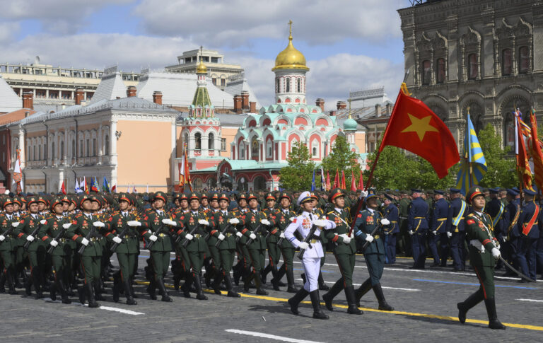 Na Červenom námestí sa začala vojenská prehliadka
