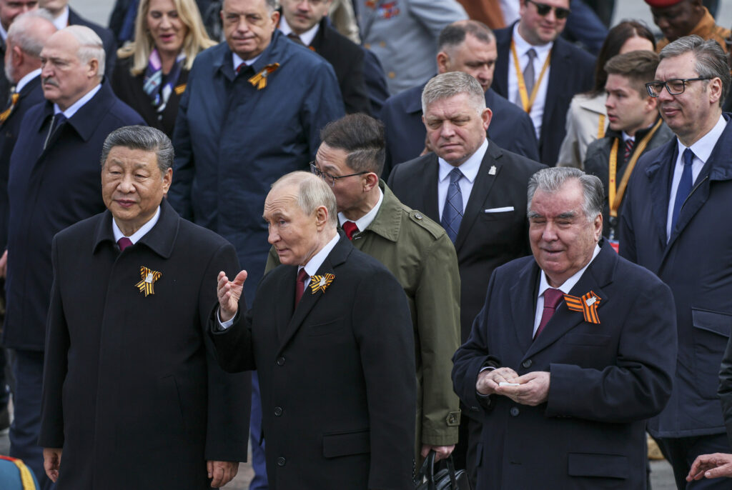 V prednom rade zľava Si Ťin-pching, Vladimir Putin, Emomali Rachmon, ďalej zľava Alexandr Lukašenko, Robert Fico a Aleksandar Vučić pri kladení venca k Hrobu neznámeho vojaka na oslavách Dňa víťazstva v Moskve 9. mája 2025. Foto: TASR/AP