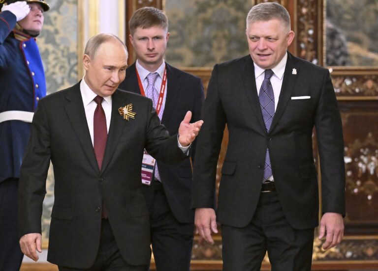 Vladimir Putin a Robert Fico. Foto: TASR/ AP