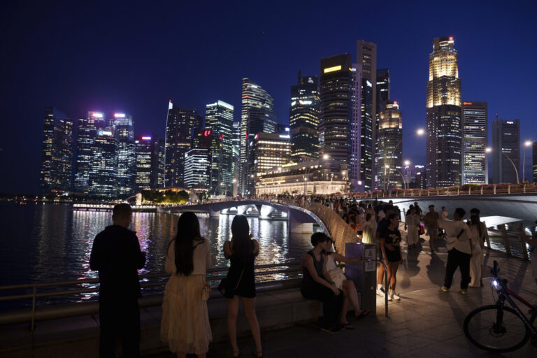 Vo voľbách v Singapure vedie vládna strana PAP