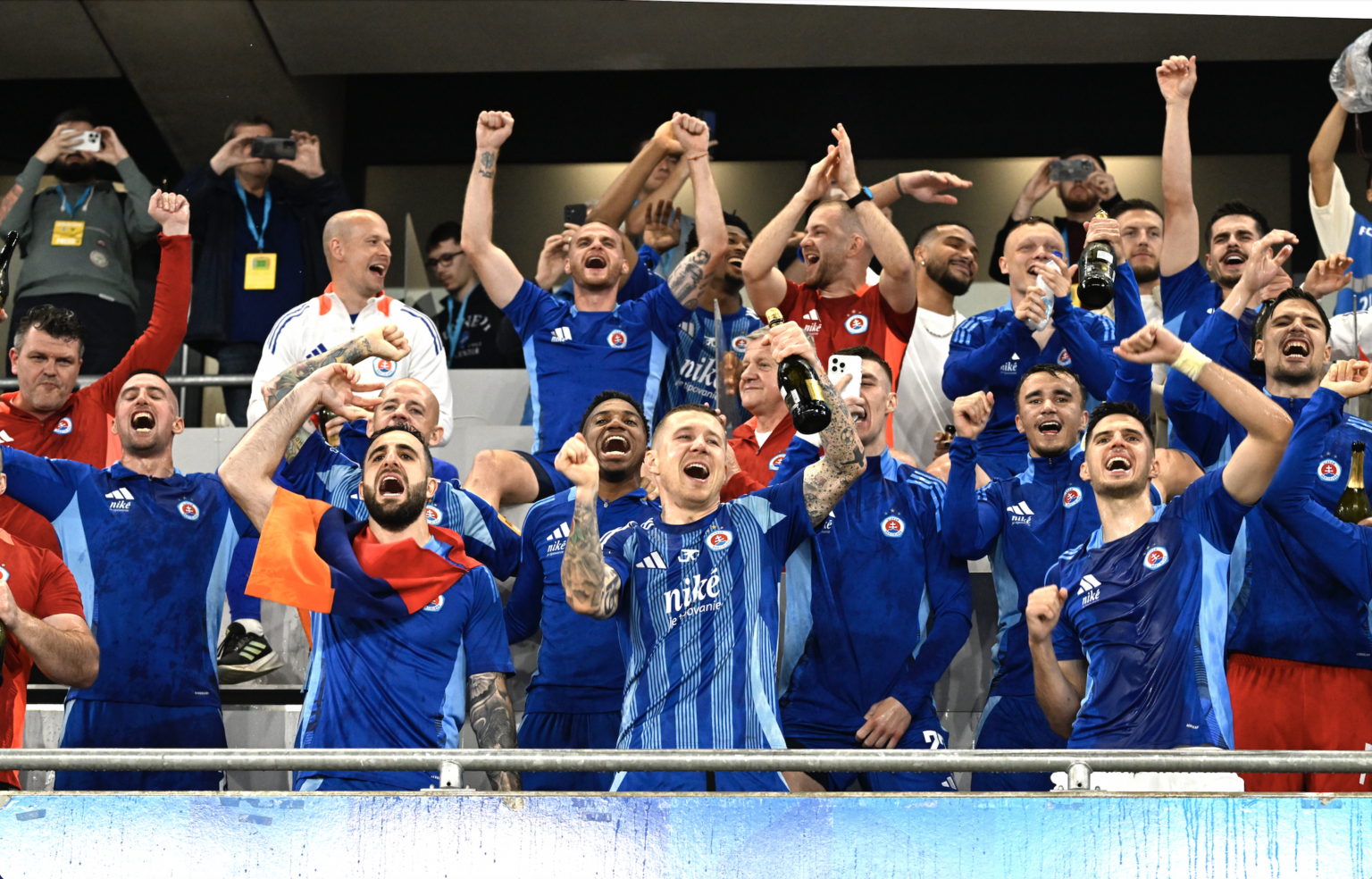 Futbalisti Slovana sa tešia zo zisku rekordného pätnásteho titulu v najvyššej slovenskej futbalovej súťaži. Foto: Pavel Neubauer/TASR