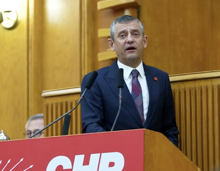 Odsúdili ho za vraždu dvoch detí, dôchodca teraz napadol lídra tureckej opozície