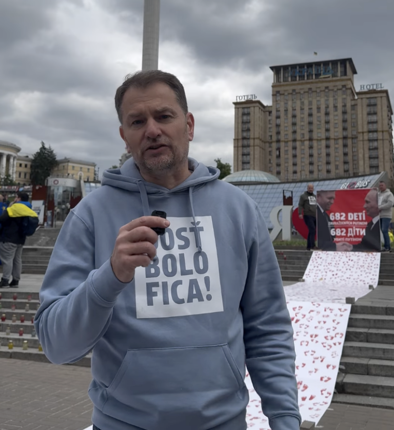 Matovič v Kyjeve odhalil transparent proti Ficovi a Putinovi. Poukázal na zabité deti